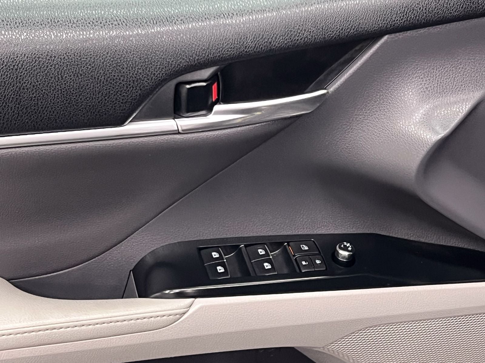 2020 Toyota Camry Hybrid XLE