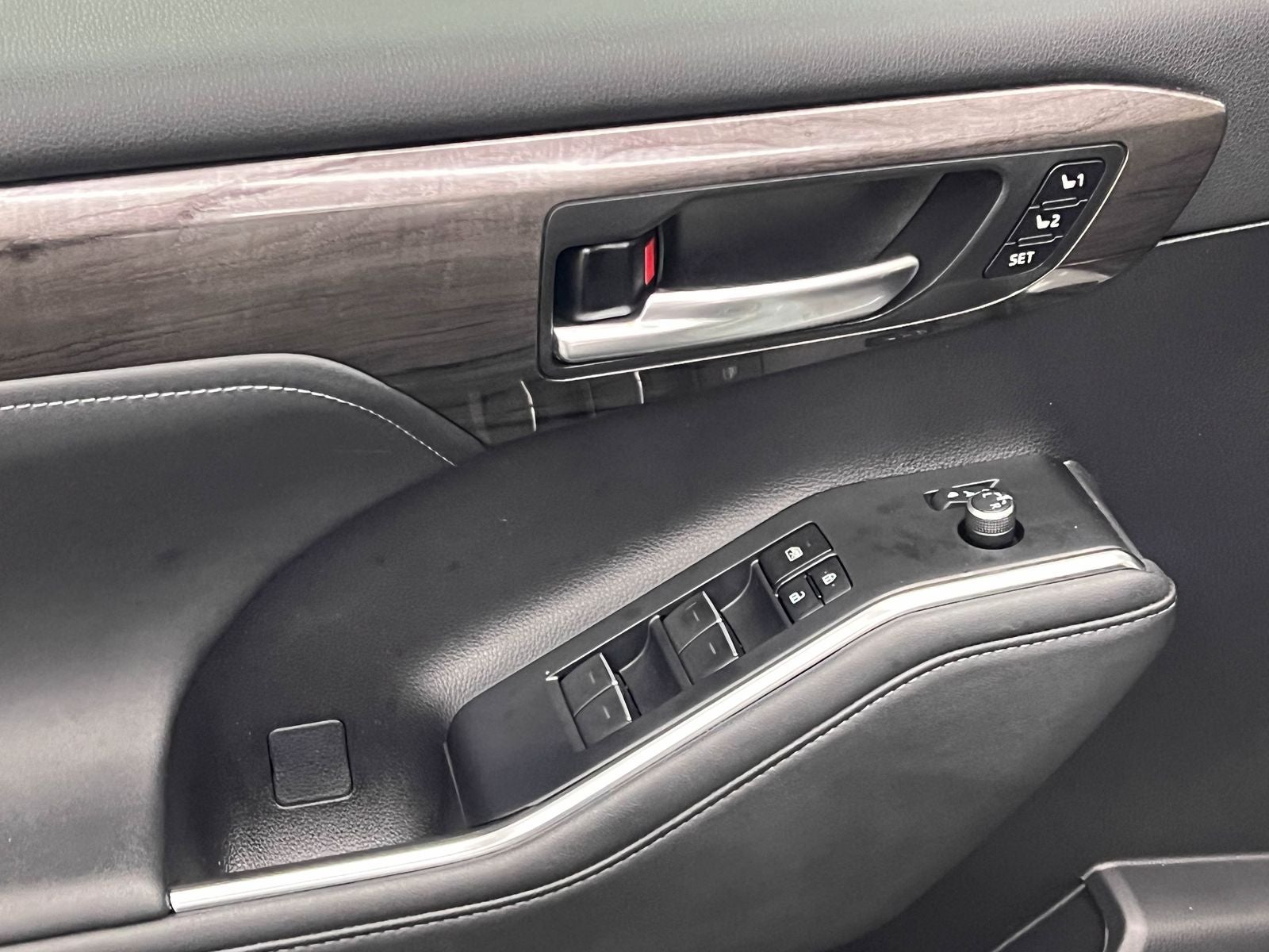 2023 Toyota Highlander Hybrid Platinum
