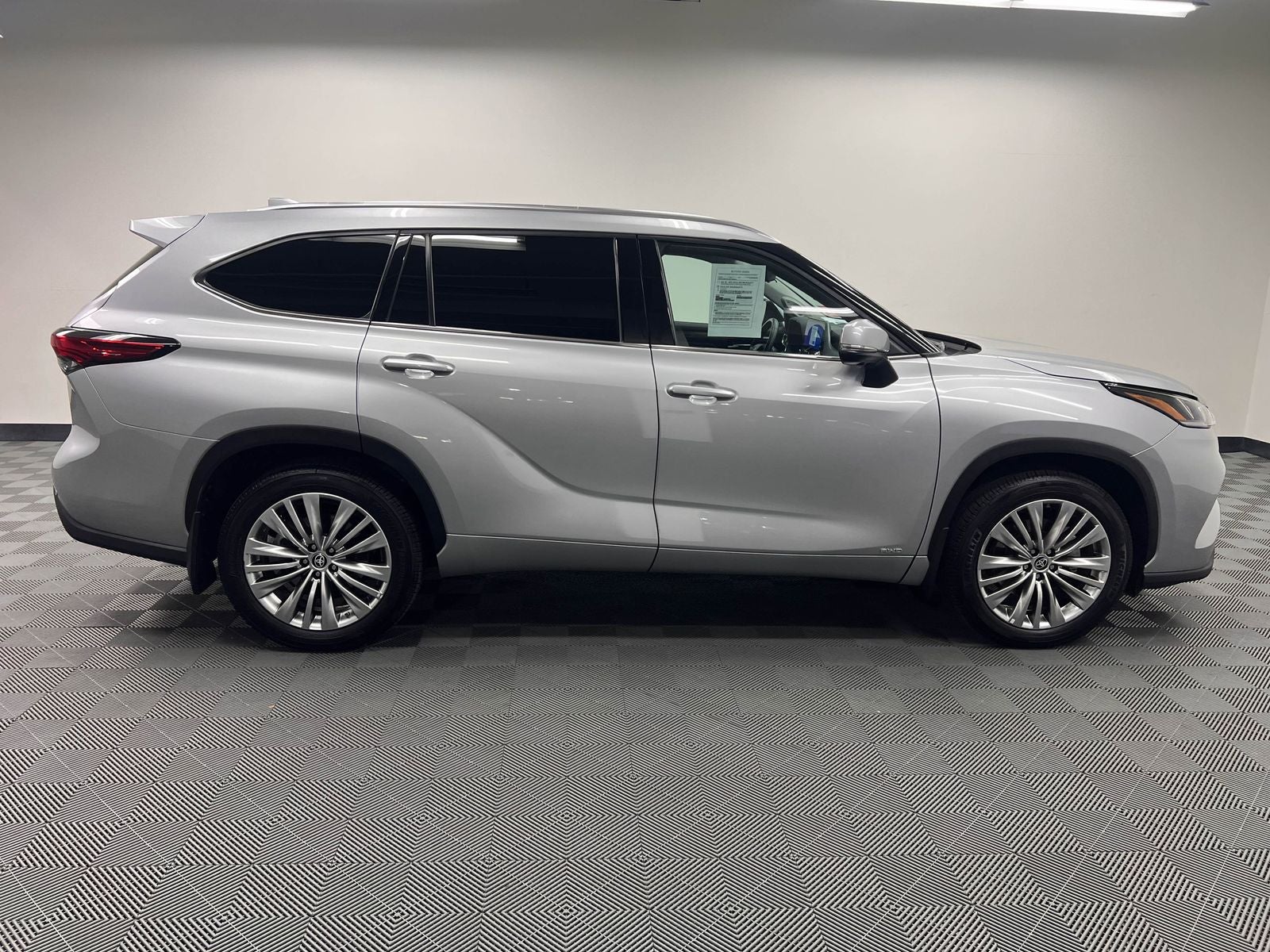 2023 Toyota Highlander Hybrid Platinum