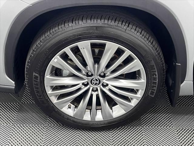 2023 Toyota Highlander Hybrid Platinum