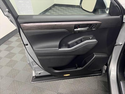 2023 Toyota Highlander Hybrid Platinum