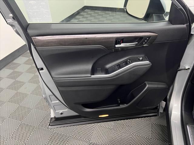 2023 Toyota Highlander Hybrid Platinum