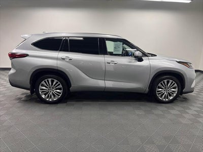 2023 Toyota Highlander Hybrid Platinum
